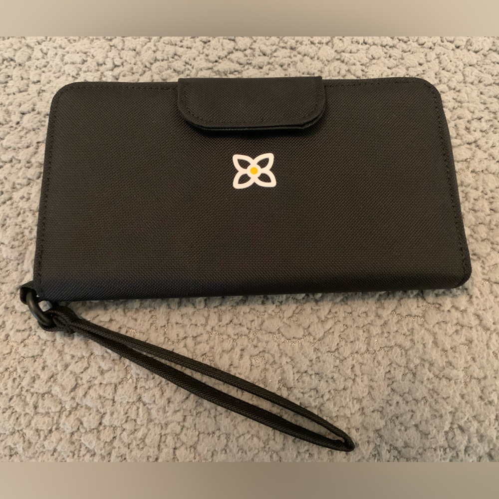 Sherpani Tulum RFID Wristlet Wallet- NWOT- Black